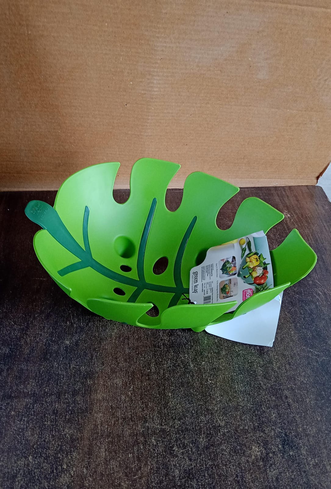 Leaf-Shaped Plastic Fruit Basket (1 Pc) Leaf-Shaped Plastic Fruit Basket (1 Pc)
